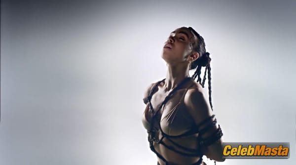 FKA twigs Pics: Pendulum photo 2