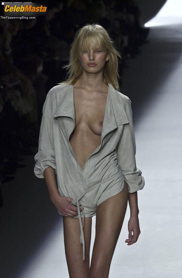 Karolina Kurkova Tits at the Lanvin Fashion Show (2001) photo 4