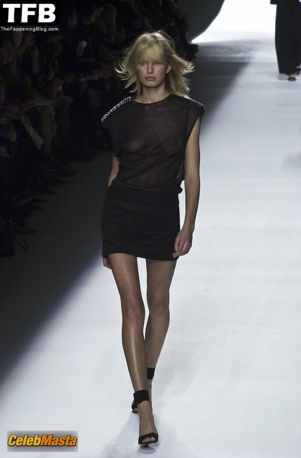 Karolina Kurkova Tits at the Lanvin Fashion Show (2001) photo 6
