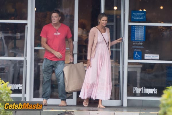 Photo Gallery: Elle MacPherson Shopping With Doctor Andrew Wakefield In Miami photo 8