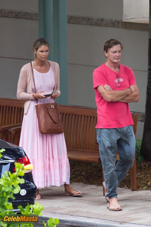 Photo Gallery: Elle MacPherson Shopping With Doctor Andrew Wakefield In Miami photo 15