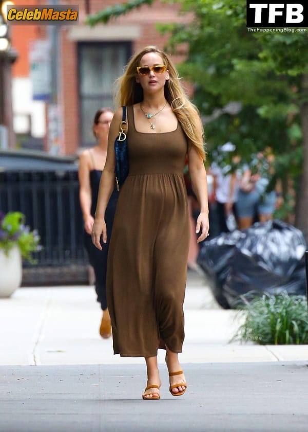 Jennifer Lawrence Tits Out in Manhattan photo 12