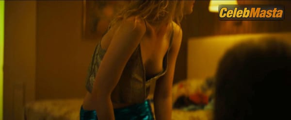 Elle Fanning Pics from the Set of Galveston photo 9