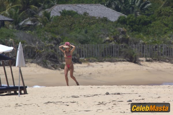 Doutzen Kroes Gallery: Parades Her Beautiful Bikini Body On Praia De Caraiva photo 5