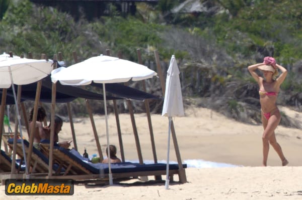 Doutzen Kroes Gallery: Parades Her Beautiful Bikini Body On Praia De Caraiva photo 8