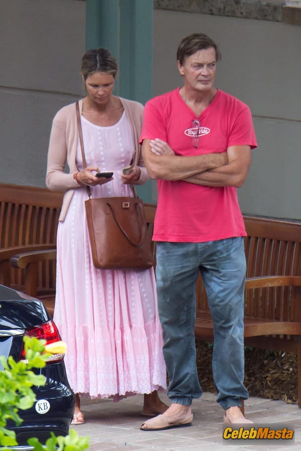 Elle MacPherson Photos: Shopping With Doctor Andrew Wakefield In Miami photo 13