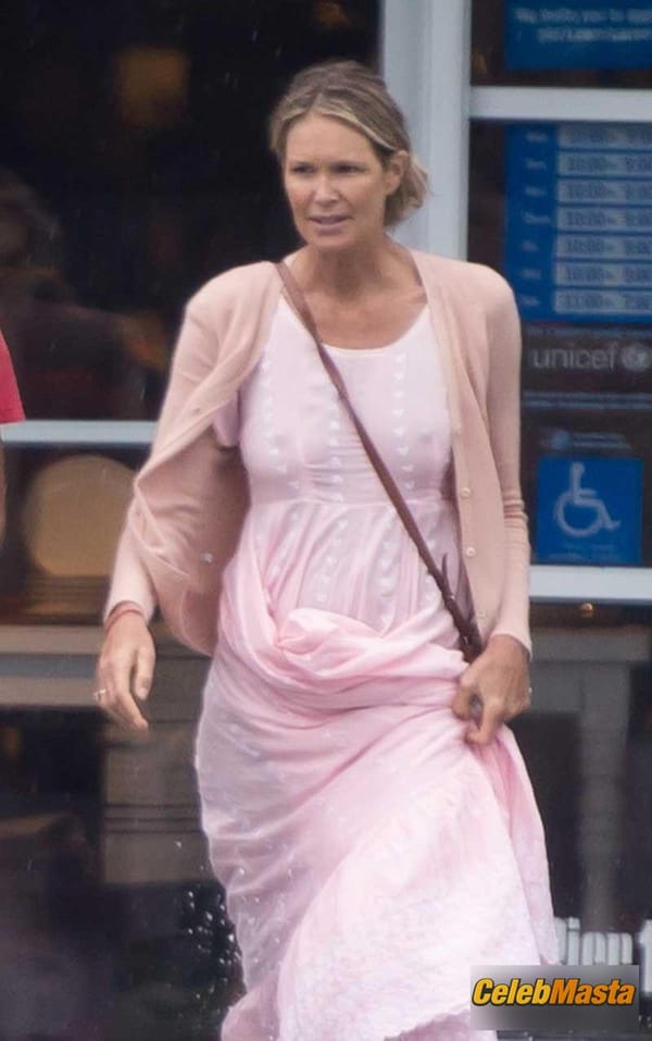 Elle MacPherson Photos: Shopping With Doctor Andrew Wakefield In Miami photo 16