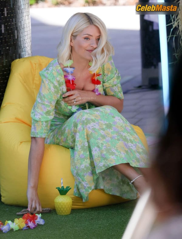 Photo Gallery: Holly Willoughby Films A Hilarious Game Segment With Philip Schofield photo 4