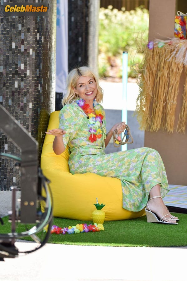 Photo Gallery: Holly Willoughby Films A Hilarious Game Segment With Philip Schofield photo 14