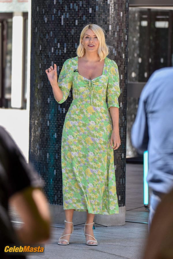 Photo Gallery: Holly Willoughby Films A Hilarious Game Segment With Philip Schofield photo 15