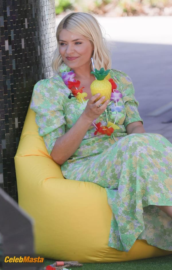 Photo Gallery: Holly Willoughby Films A Hilarious Game Segment With Philip Schofield photo 17