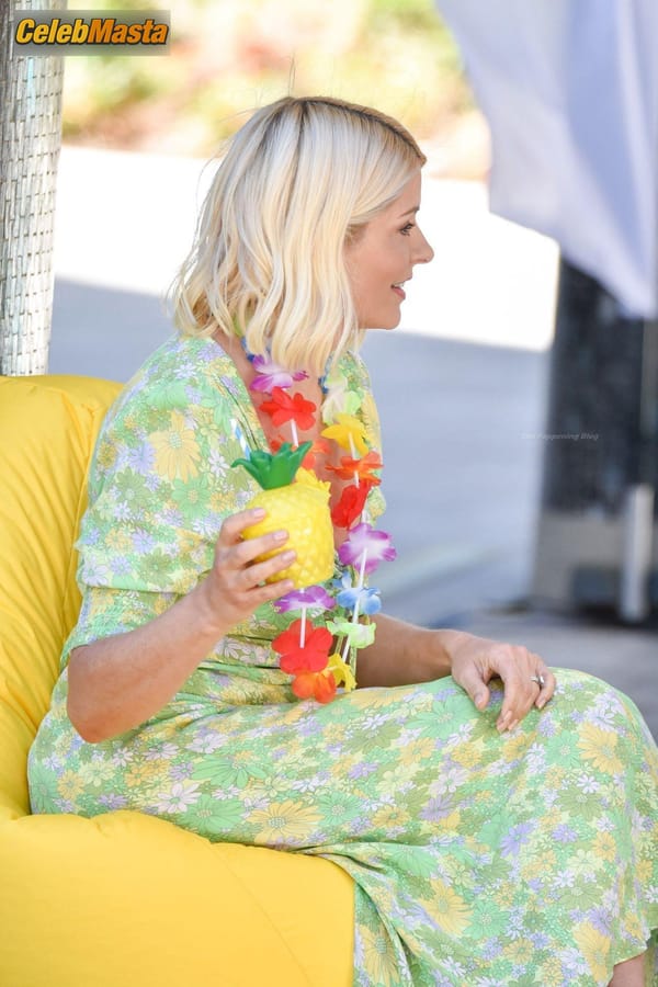 Photo Gallery: Holly Willoughby Films A Hilarious Game Segment With Philip Schofield photo 27
