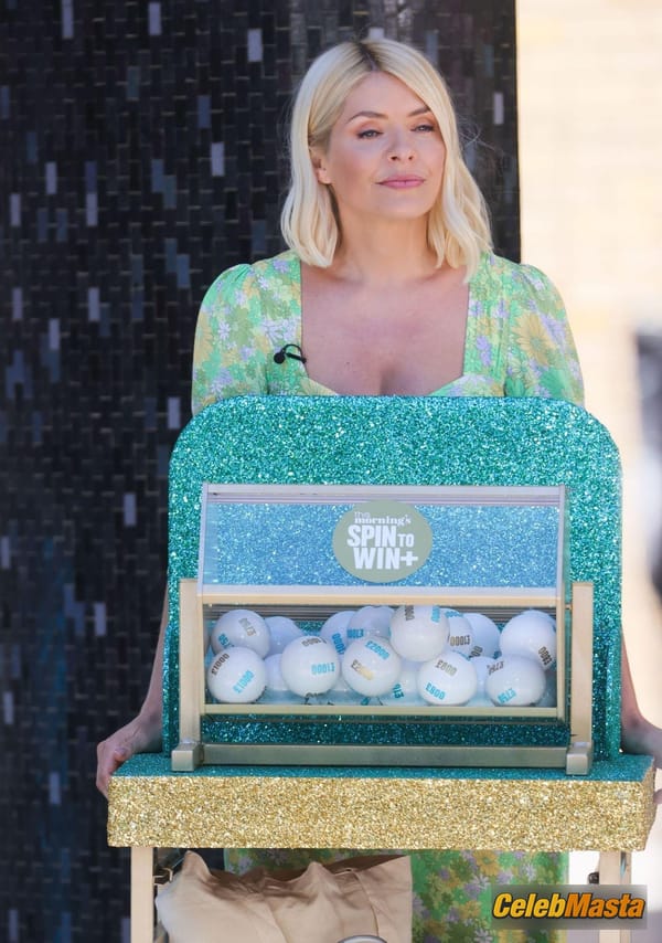 Photo Gallery: Holly Willoughby Films A Hilarious Game Segment With Philip Schofield photo 30