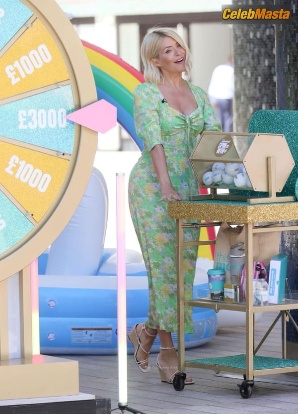 Photo Gallery: Holly Willoughby Films A Hilarious Game Segment With Philip Schofield photo 34