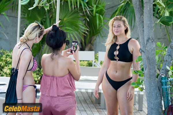 Iskra Lawrence Photo Set: Out With Friends In Miami Beach photo 21