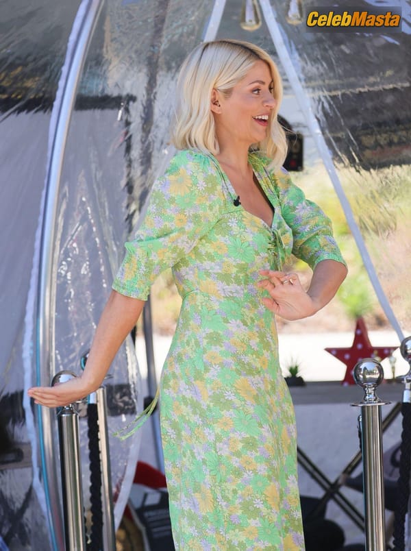 Photo Gallery: Holly Willoughby Films A Hilarious Game Segment With Philip Schofield photo 7