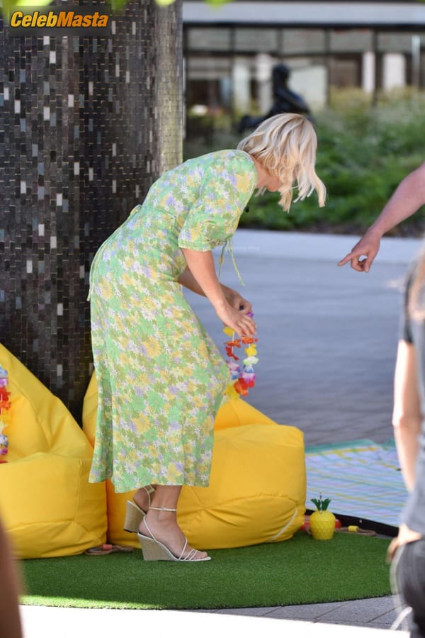 Photo Gallery: Holly Willoughby Films A Hilarious Game Segment With Philip Schofield photo 9