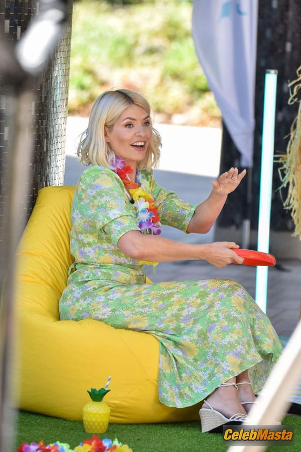 Photo Gallery: Holly Willoughby Films A Hilarious Game Segment With Philip Schofield photo 10