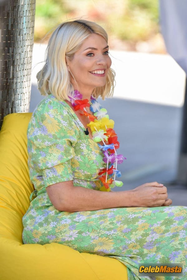 Photo Gallery: Holly Willoughby Films A Hilarious Game Segment With Philip Schofield photo 21