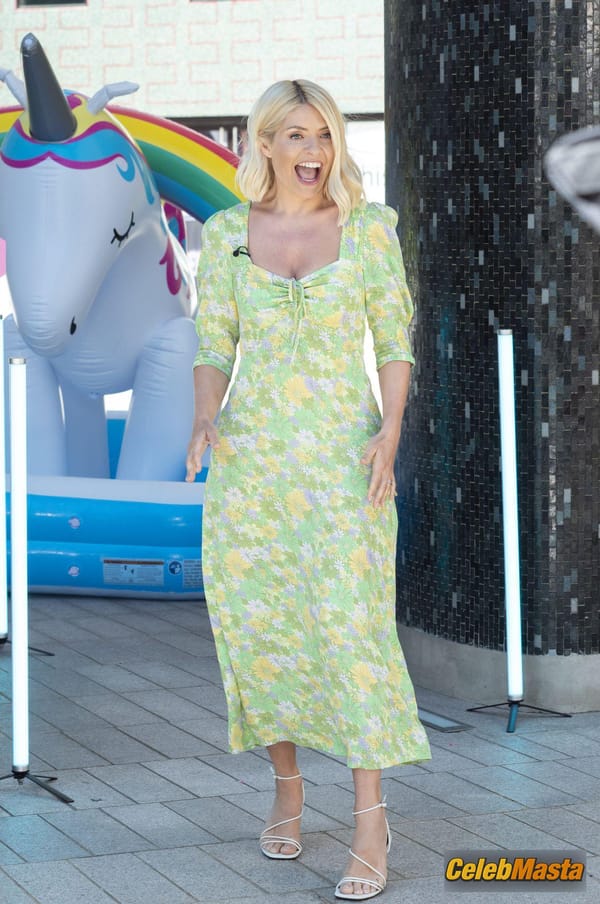 Photo Gallery: Holly Willoughby Films A Hilarious Game Segment With Philip Schofield photo 40