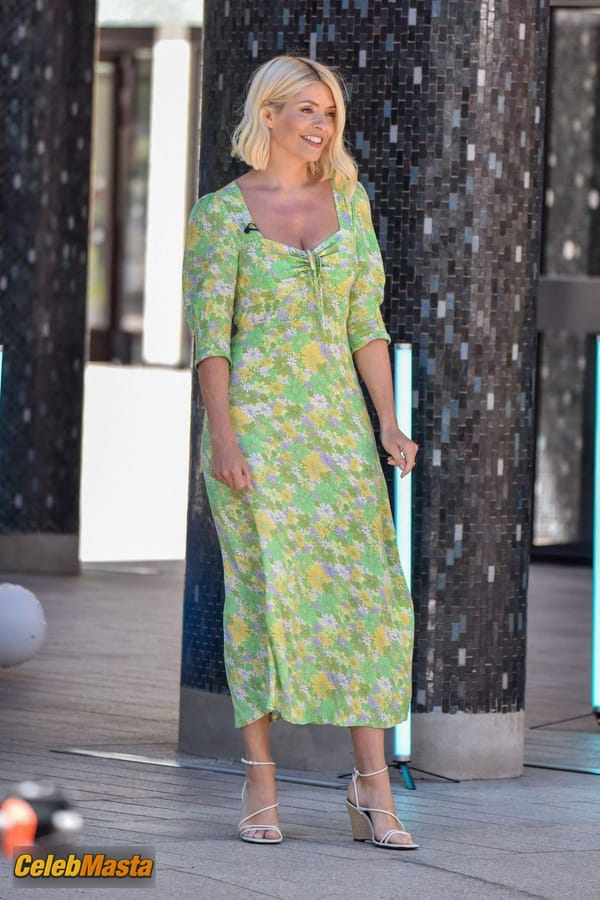 Photo Gallery: Holly Willoughby Films A Hilarious Game Segment With Philip Schofield photo 41
