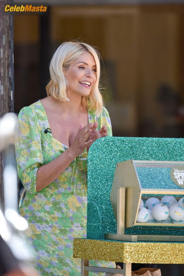Photo Gallery: Holly Willoughby Films A Hilarious Game Segment With Philip Schofield photo 42