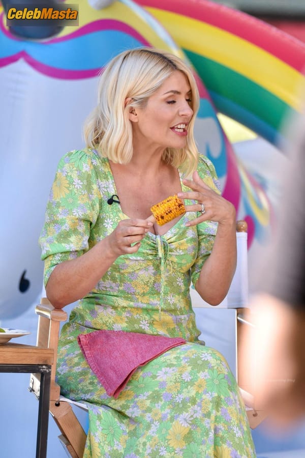 Photo Gallery: Holly Willoughby Films A Hilarious Game Segment With Philip Schofield photo 44