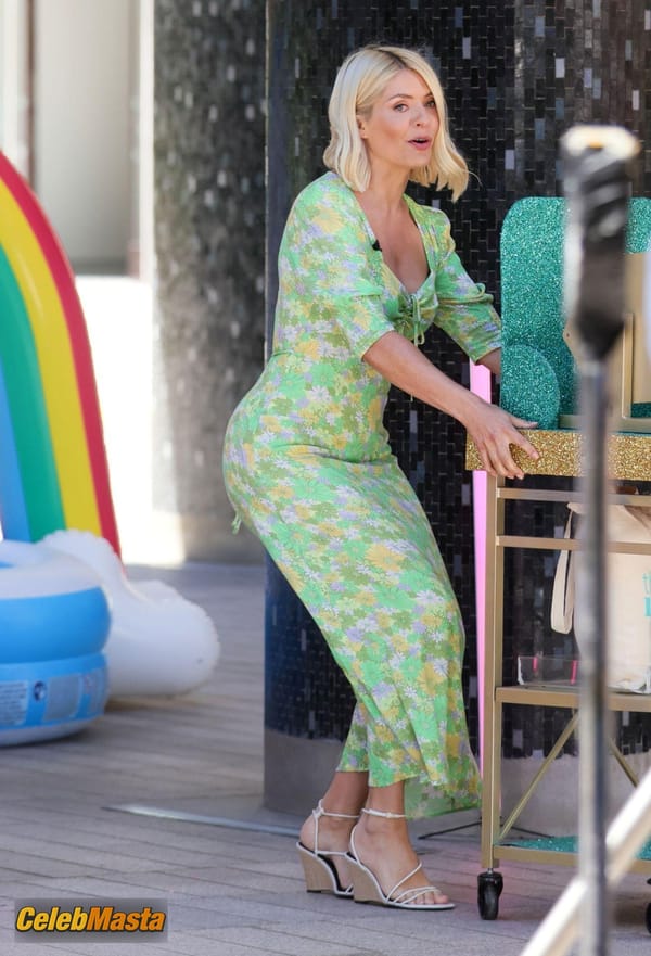 Photo Gallery: Holly Willoughby Films A Hilarious Game Segment With Philip Schofield photo 51