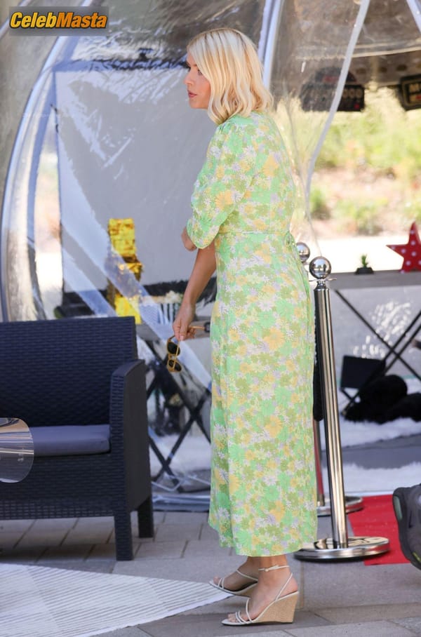Photo Gallery: Holly Willoughby Films A Hilarious Game Segment With Philip Schofield photo 54