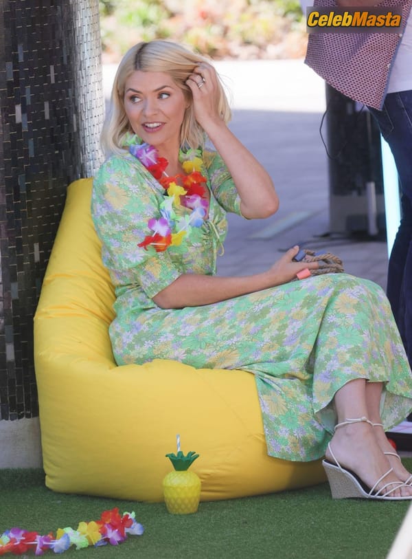 Photo Gallery: Holly Willoughby Films A Hilarious Game Segment With Philip Schofield photo 62