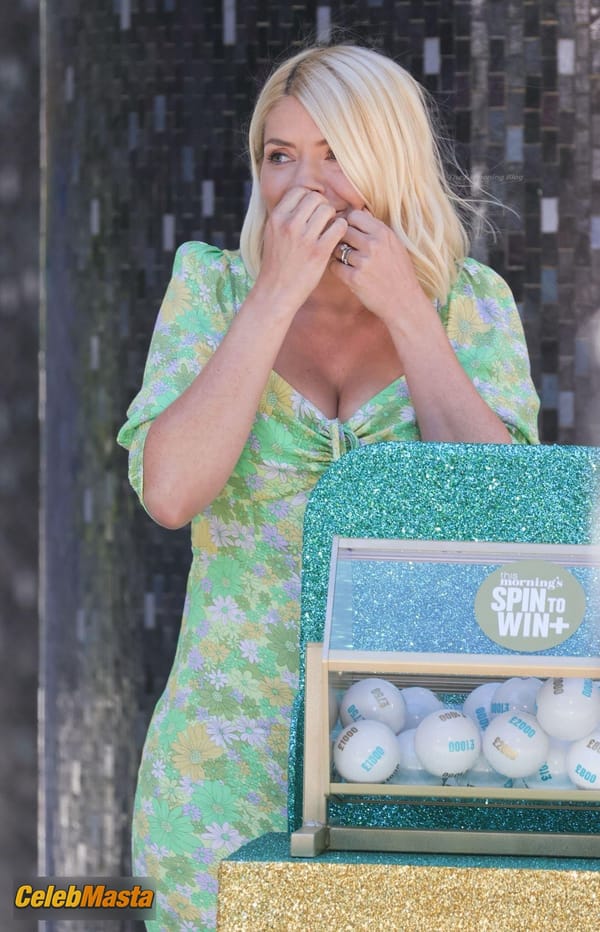 Photo Gallery: Holly Willoughby Films A Hilarious Game Segment With Philip Schofield photo 66