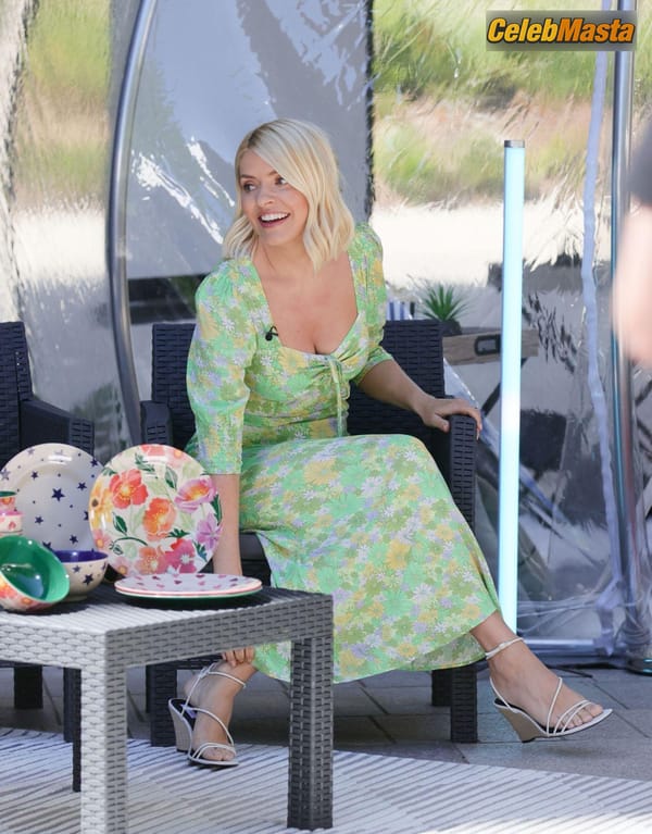 Photo Gallery: Holly Willoughby Films A Hilarious Game Segment With Philip Schofield photo 70
