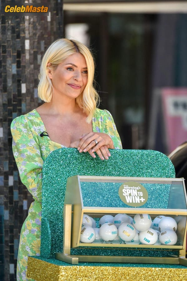 Photo Gallery: Holly Willoughby Films A Hilarious Game Segment With Philip Schofield photo 77