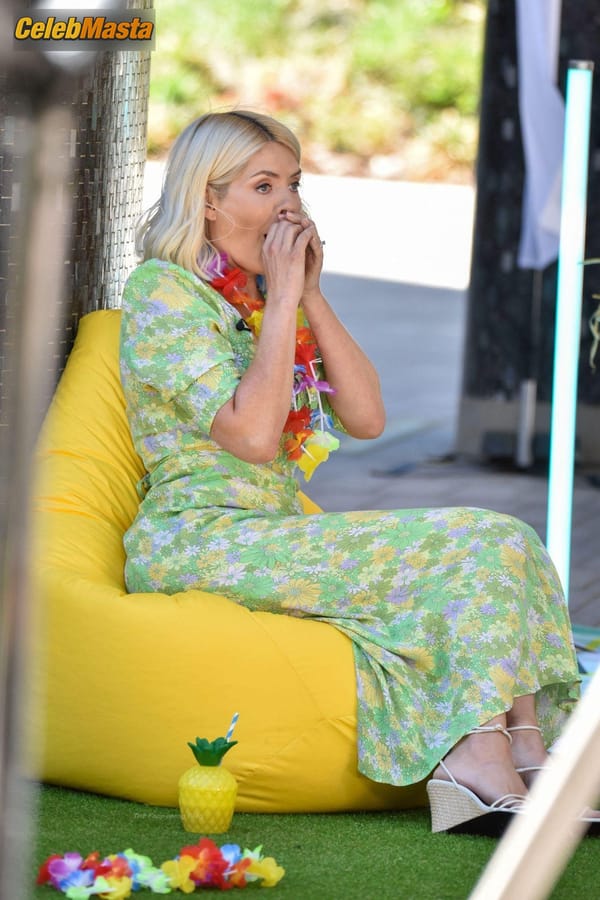 Photo Gallery: Holly Willoughby Films A Hilarious Game Segment With Philip Schofield photo 78