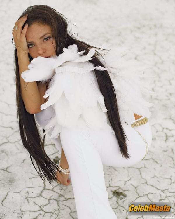 Jade Chynoweth Photo Gallery: Shows Off Her Underboob As She Poses In A New photo 1