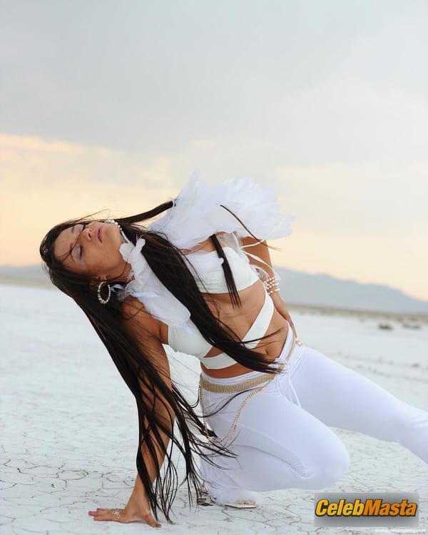 Jade Chynoweth Photo Gallery: Shows Off Her Underboob As She Poses In A New photo 6