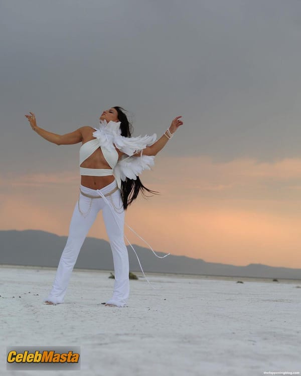 Jade Chynoweth Photo Gallery: Shows Off Her Underboob As She Poses In A New photo 7