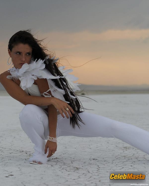 Jade Chynoweth Photo Gallery: Shows Off Her Underboob As She Poses In A New photo 8