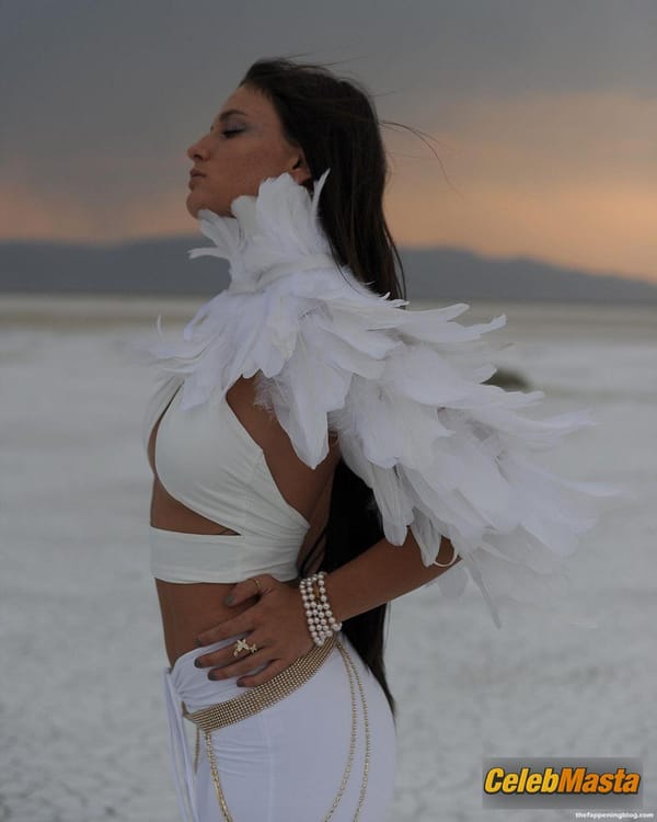 Jade Chynoweth Photo Gallery: Shows Off Her Underboob As She Poses In A New photo 9