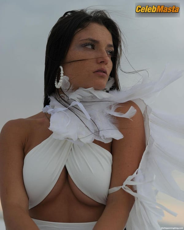 Jade Chynoweth Photo Gallery: Shows Off Her Underboob As She Poses In A New photo 10