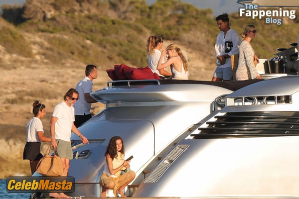 Photo Gallery: Ivanka Trump Vacation In Formentera photo 14