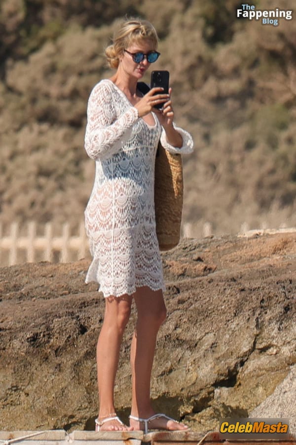 Photo Gallery: Ivanka Trump Vacation In Formentera photo 19