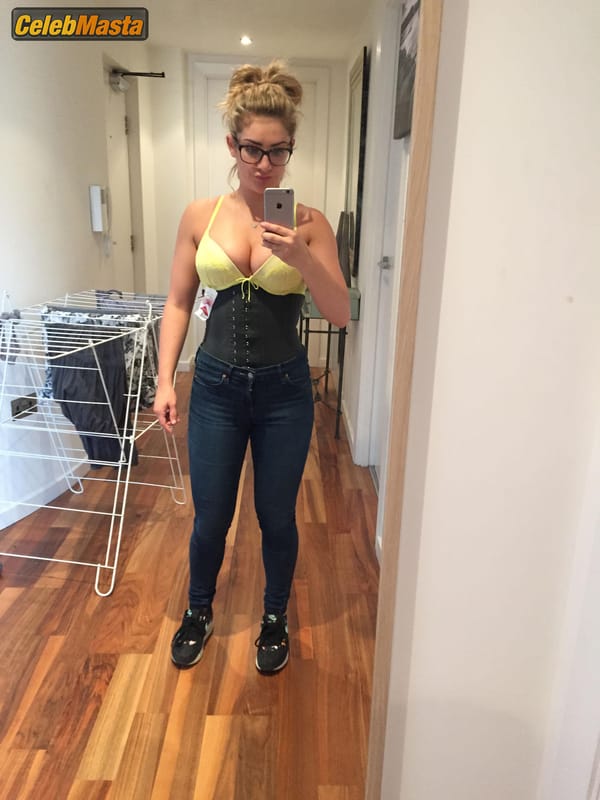 Isabel Hodgins Gallery: Hot Photos photo 9