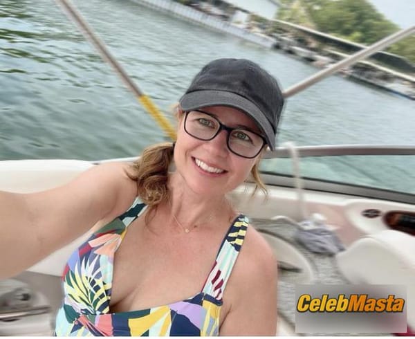 Jenna Fischer Photos: Showing Her Tits Wanting You To Look photo 1