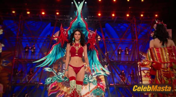 Kendall Jenner Scene Photos Gallery from The Victoria’s Secret Fashion Show 2016 photo 5
