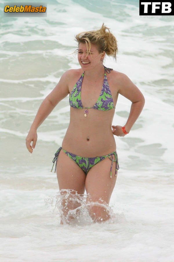 Kelly Clarkson Scene Photos Gallery from The Tonight Show photo 25