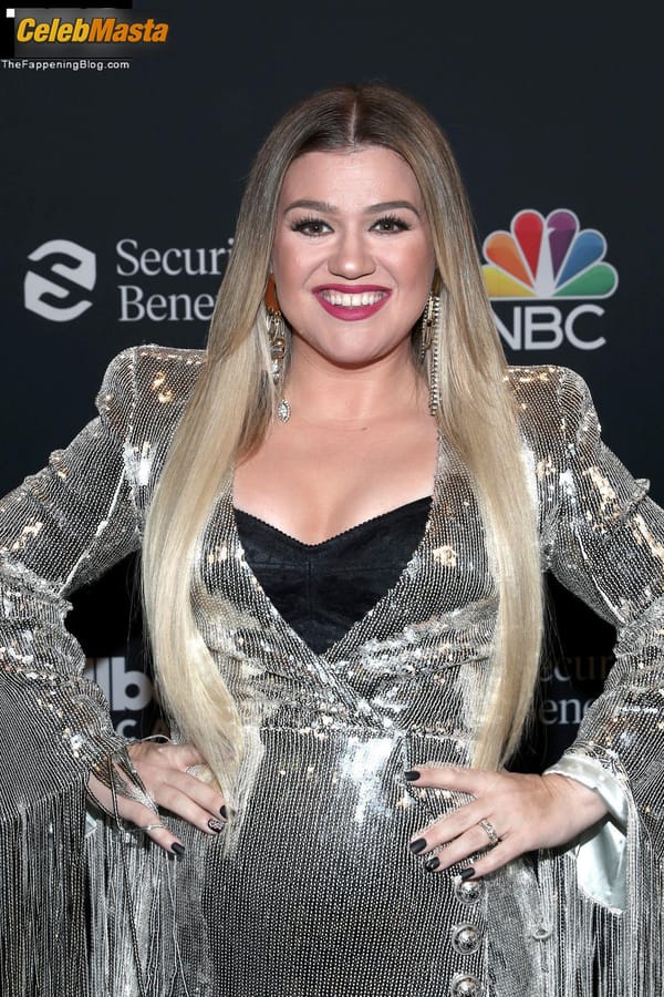 Kelly Clarkson Scene Photos Gallery from The Tonight Show photo 33