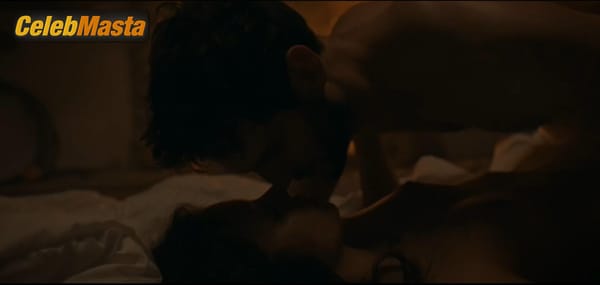 Laetitia Casta Scene Photos Gallery from Une Ile photo 1