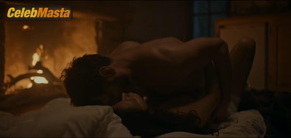 Laetitia Casta Scene Photos Gallery from Une Ile photo 2