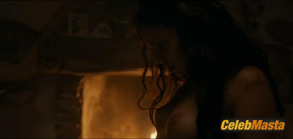 Laetitia Casta Scene Photos Gallery from Une Ile photo 6
